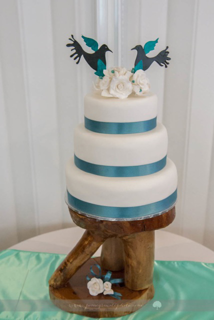Rainbow Beach Wedding Photography by Pomegranate Photography, Cake by Bonnie's Cakes & Kandies