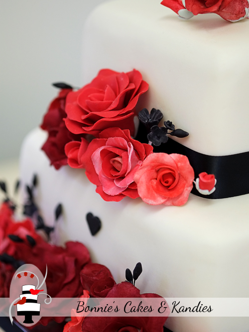 Romantic red roses for a Mount Isa Wedding cake  |  Bonnie’s Cakes & Kandies, Gympie