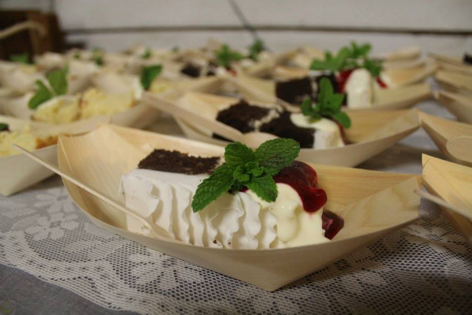 Two flavours of wedding cake served up by SafeHands Catering in bamboo boats with fresh cream, mint, and fruit garnish. Photo credit: SafeHands Catering.